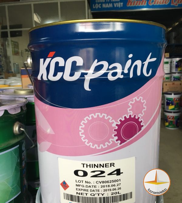 KCC Thinner 024 - Là loại dung môi cao cấp, giúp tăng độ bóng và độ bền cho bề mặt sơn. Xem ảnh để khám phá sự khác biệt mà loại dung môi này mang lại cho công trình sơn của bạn.